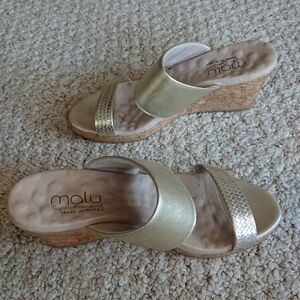 Malu gold tone Renay 2 bands Comfort Wedge Slides size 7